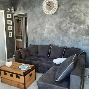 https://t2-centre-ville-vue-faron-40m2-en-zone-pietonne.fr-provencehotel.com